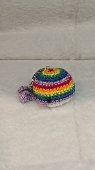 Llavero ballena pride crochet