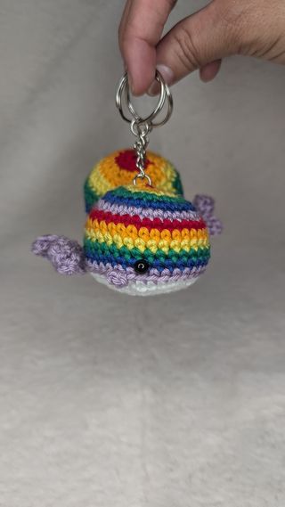 Llavero ballena pride crochet