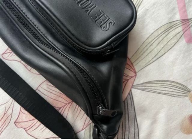 riñonera de cuero bershka “see you soon”