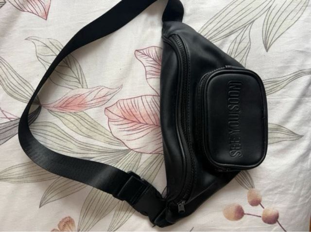 riñonera de cuero bershka “see you soon”