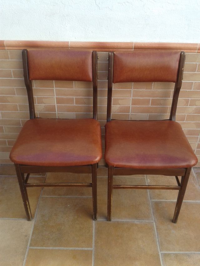 Coppia di sedie, seduta e schienale in skay rosso