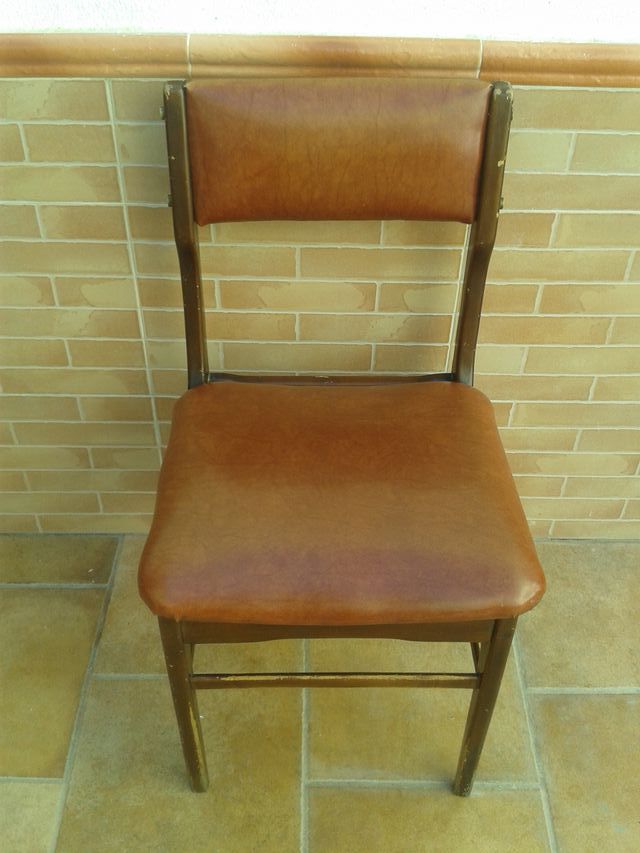 Coppia di sedie, seduta e schienale in skay rosso