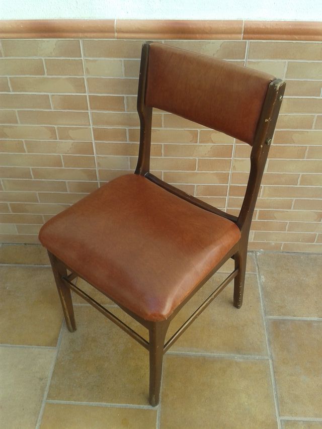 Coppia di sedie, seduta e schienale in skay rosso