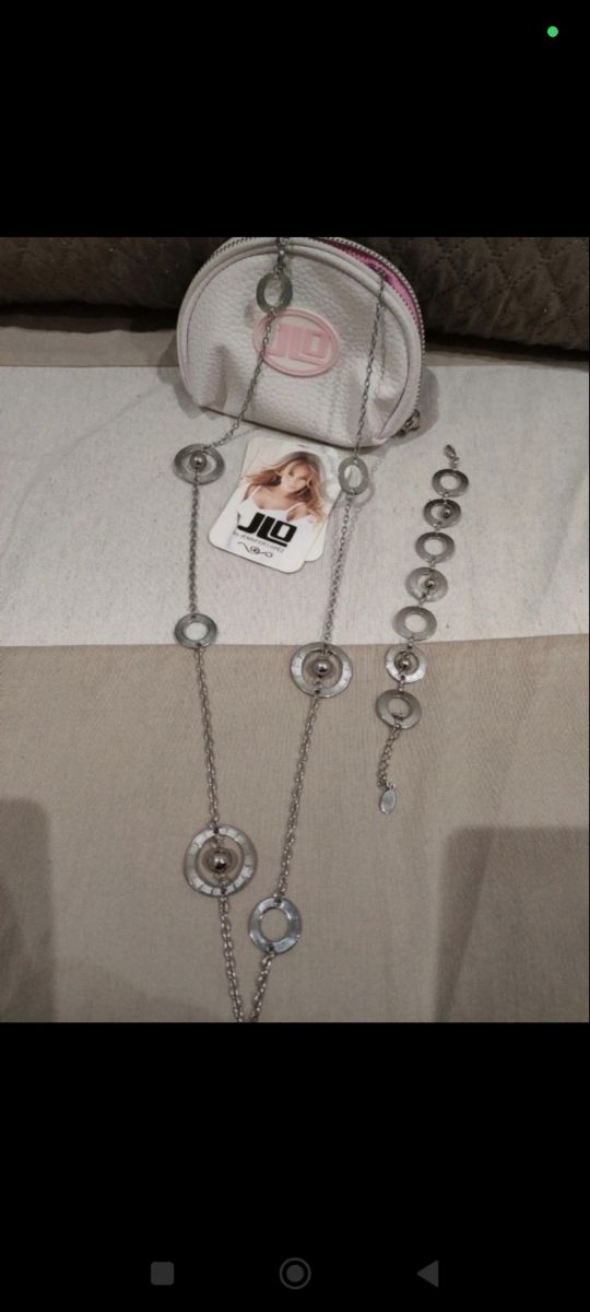 Set di collane,orecchini,e poscet.