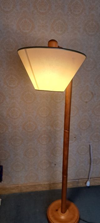 Lampara pie madera 