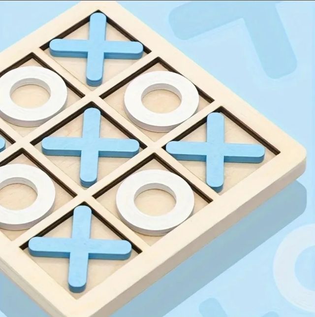 Juego de mesa de tres en raya de madera.