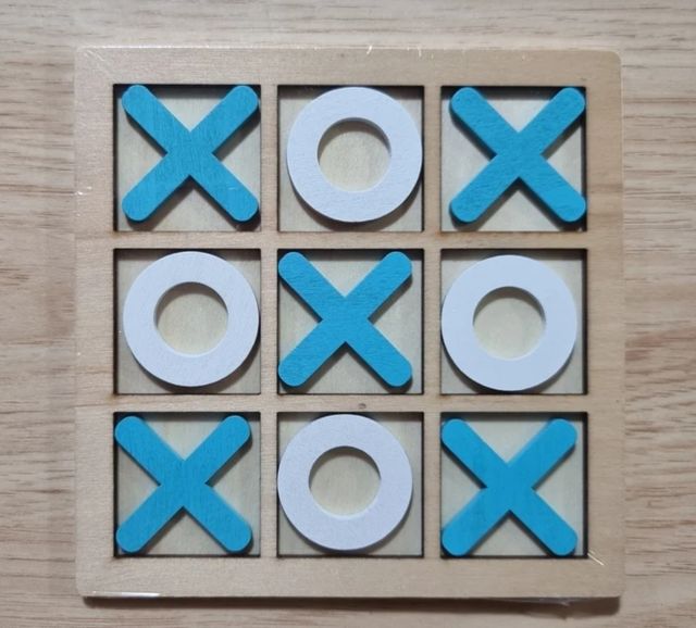 Juego de mesa de tres en raya de madera.