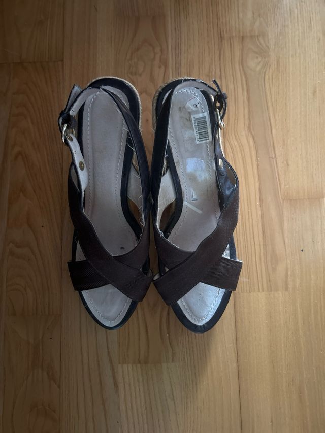 Sandalias con tiras marrones cruzadas