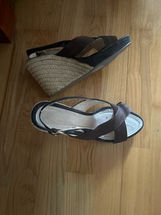 Sandalias con tiras marrones cruzadas