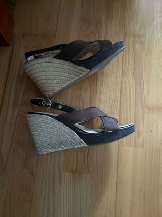 Sandalias con tiras marrones cruzadas