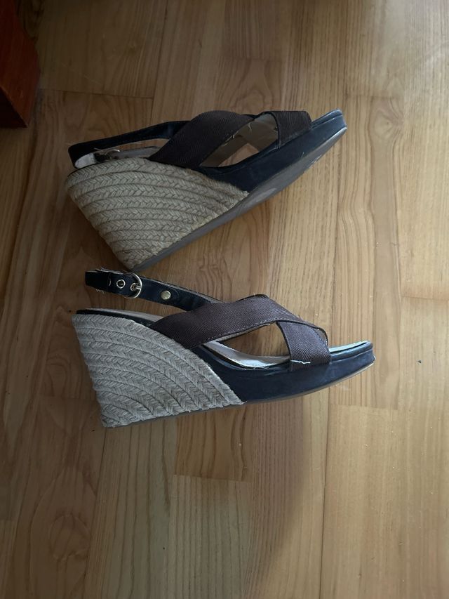 Sandalias con tiras marrones cruzadas