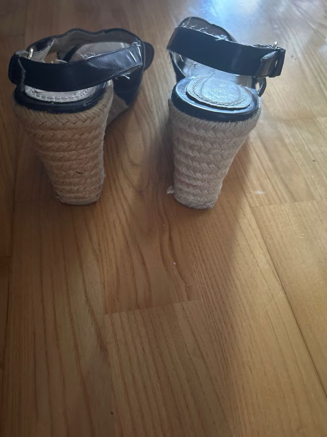 Sandalias con tiras marrones cruzadas