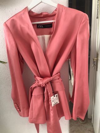 CHAQUETA RASO CON CINTURON