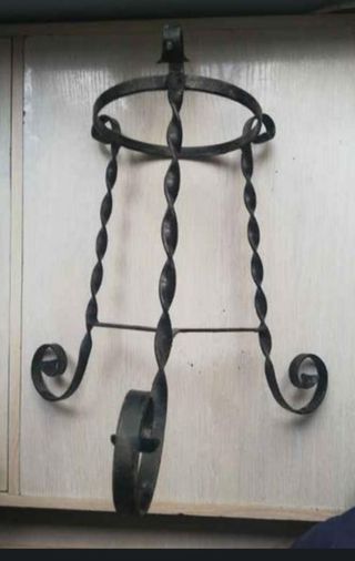 Ánfora barro y pie hierro forjado