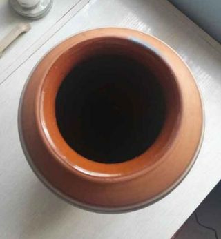 Ánfora barro y pie hierro forjado