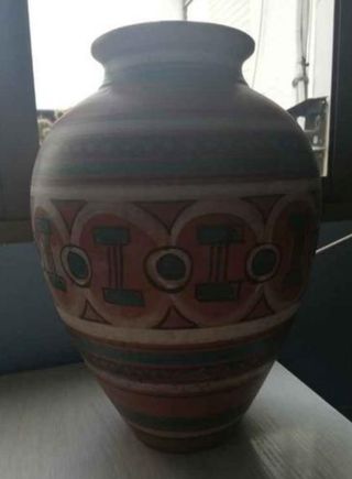 Ánfora barro y pie hierro forjado