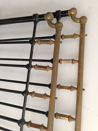 Cama antigua de forja