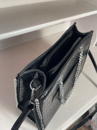 Bolso negro efecto cocodrilo con cadena plateada |