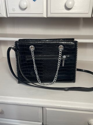 Bolso negro efecto cocodrilo con cadena plateada |