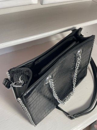 Bolso negro efecto cocodrilo con cadena plateada |