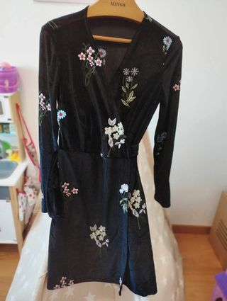 Vestido de terciopelo de Stradivarius
