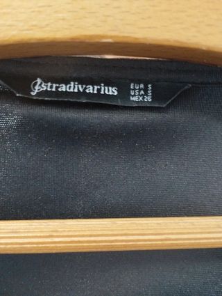 Vestido de terciopelo de Stradivarius