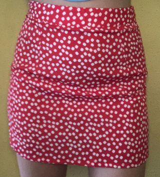 Falda roja y blanca de flores frescas.