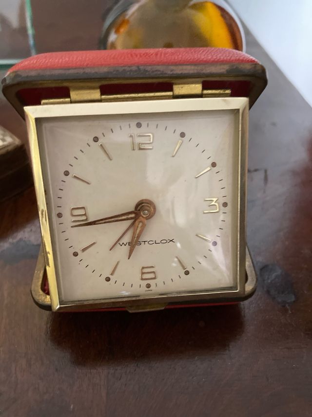 Reloj mesita despertador