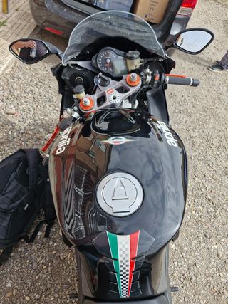 Aprilia rsv1000r
