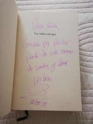 Libro "Las Niñas Salvajes" firmado