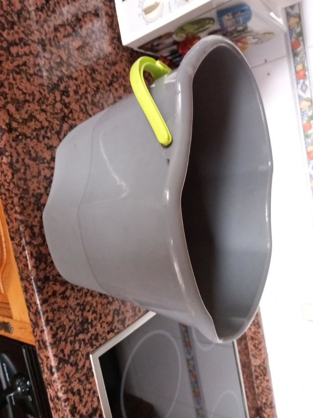 Cubo fregona, con cepillo nuevo.