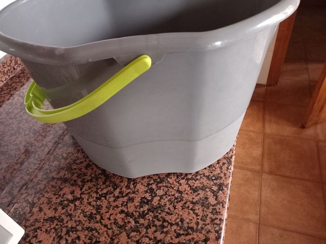 Cubo fregona, con cepillo nuevo.