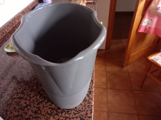 Cubo fregona, con cepillo nuevo.