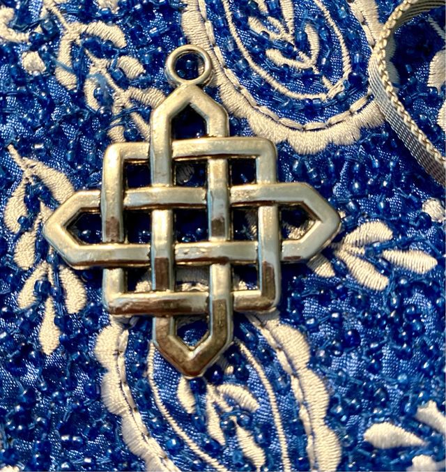 Colgante nudo celta de la suerte