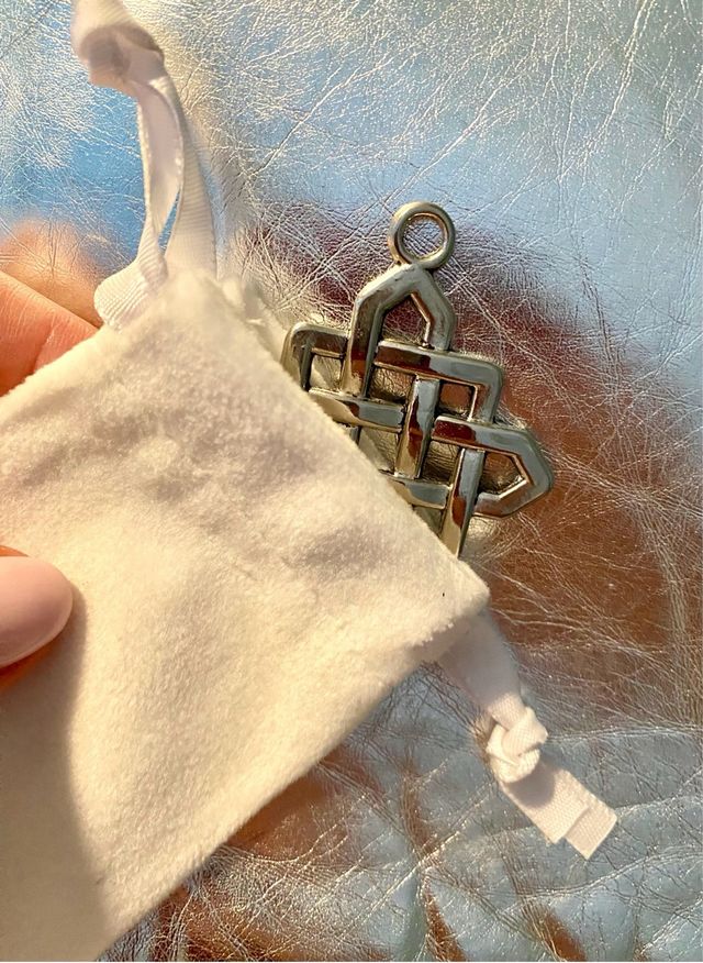 Colgante nudo celta de la suerte