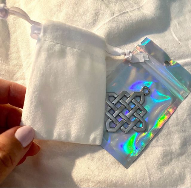 Colgante nudo celta de la suerte