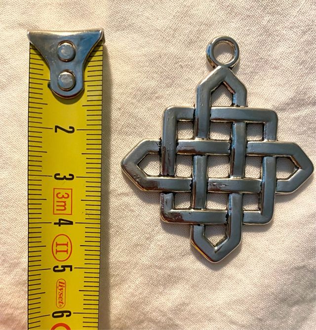 Colgante nudo celta de la suerte