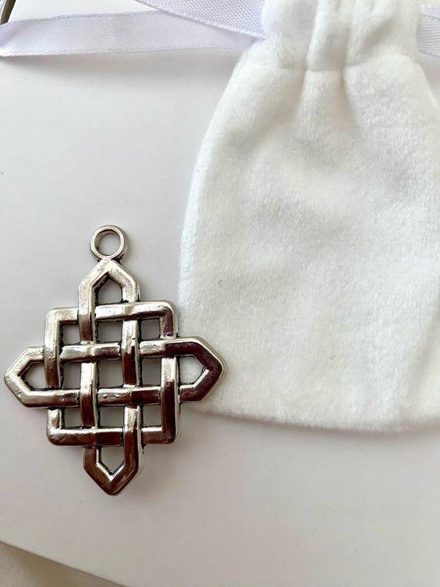 Colgante nudo celta de la suerte