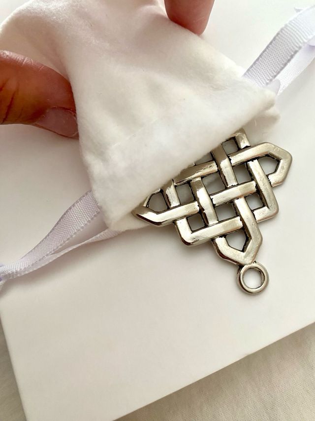 Colgante nudo celta de la suerte