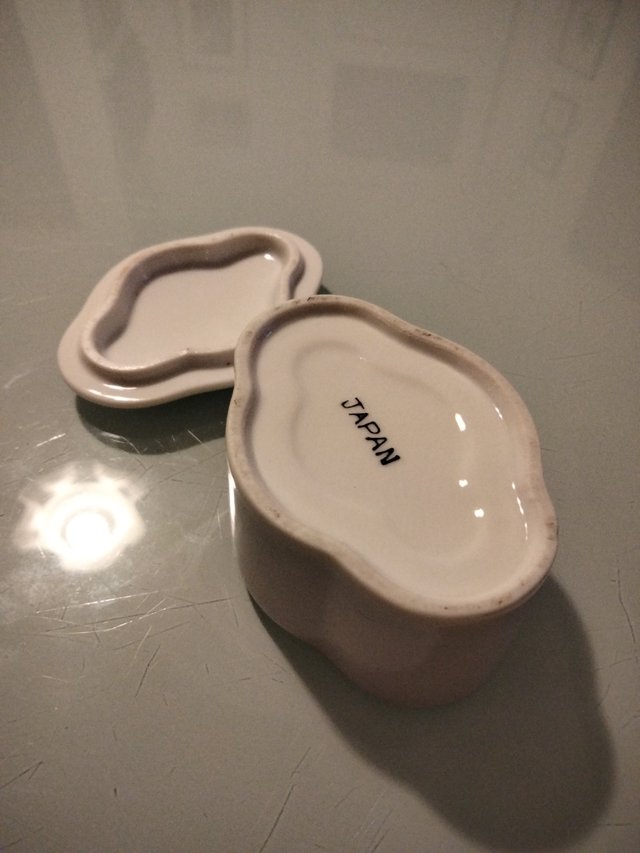 Cajita baratijas de porcelana.