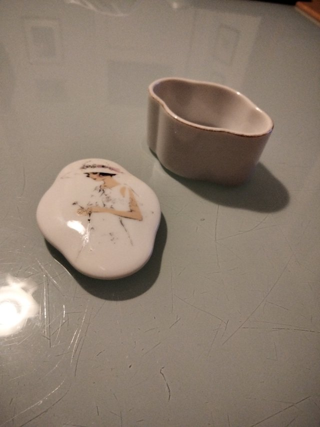 Cajita baratijas de porcelana.