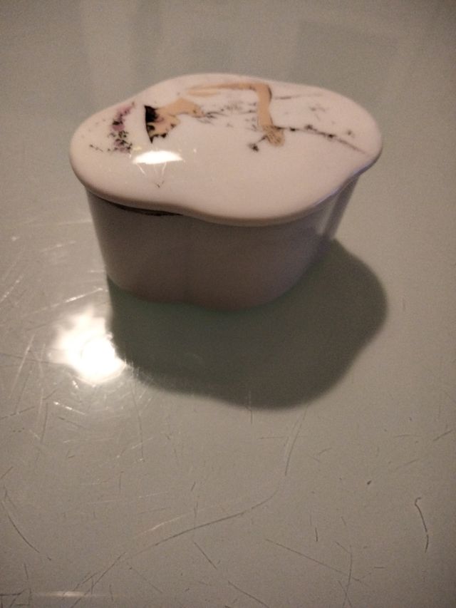 Cajita baratijas de porcelana.