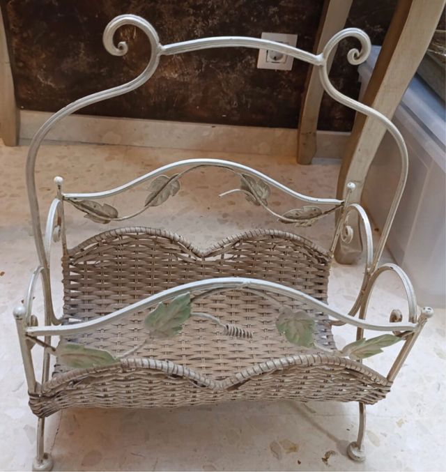 Revistero de hierro forjado