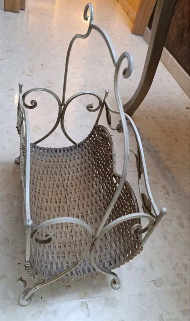 Revistero de hierro forjado