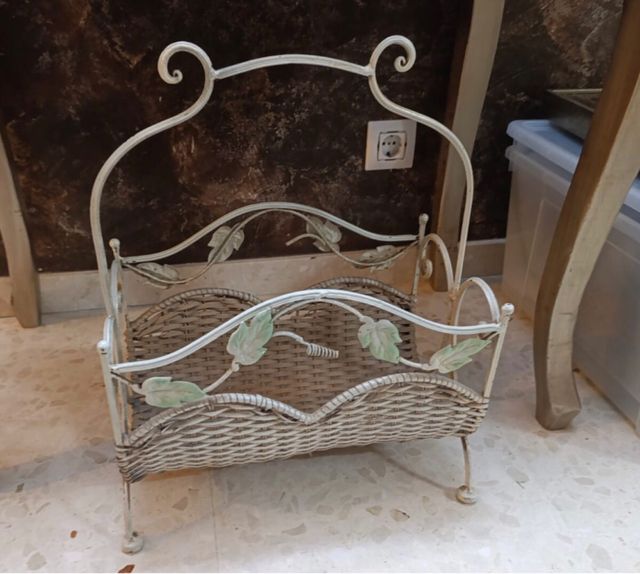 Revistero de hierro forjado