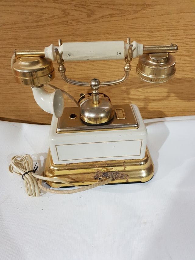 Teléfono antiguo modelo estilo blanco