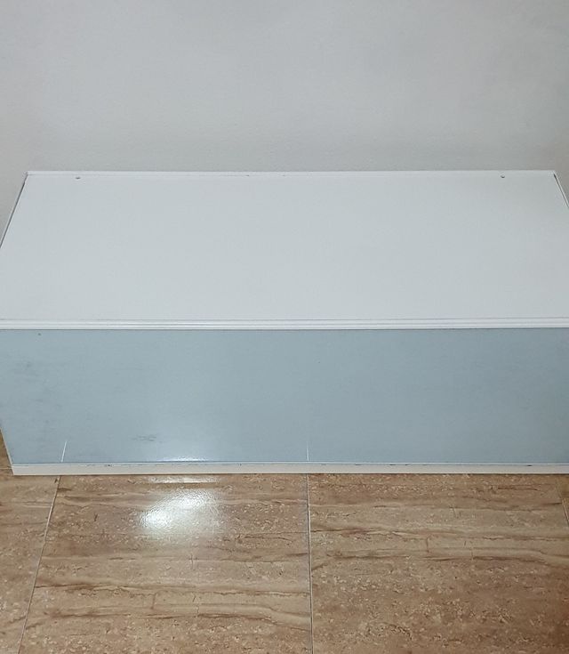 Arcón metálico blanco