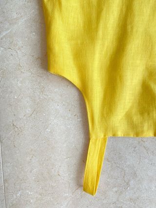 Mono amarillo corto 