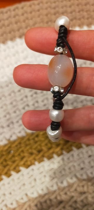 Pulsera de cuero y perlas