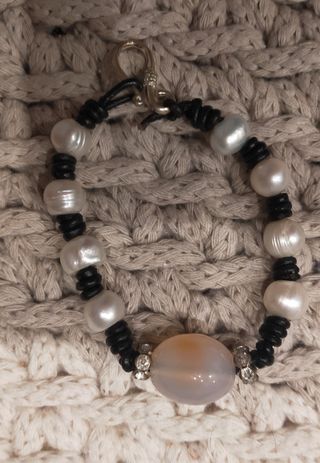 Pulsera de cuero y perlas